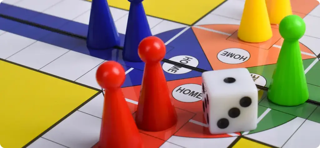 Blauwe en groene speelstukken staan op een wit speelbord.