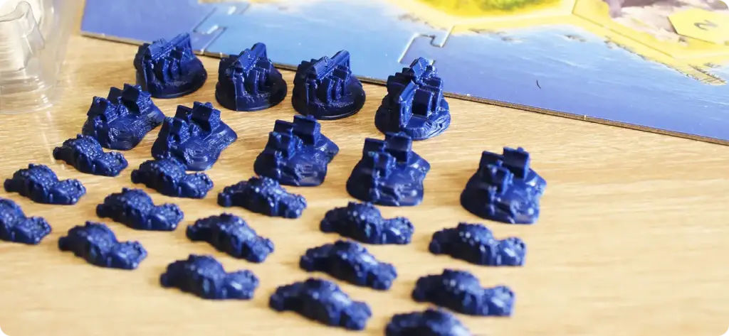 Blauwe speelstukken staan op een rij.