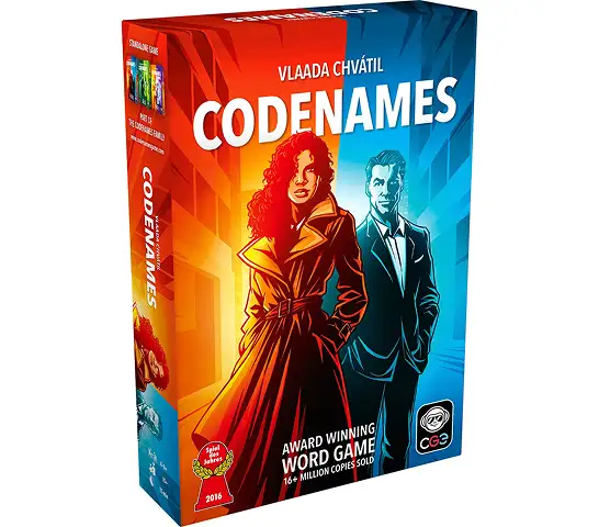 Doos van het bordspel Codenames met afbeelding van een man en een vrouw in rode en blauwe kleuren.