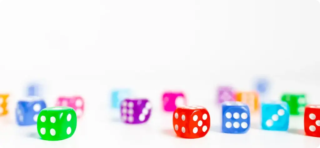 Kleurrijke dobbelstenen op een witte achtergrond.