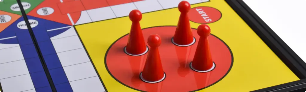 De rode figuren staan naast elkaar op het speelbord.