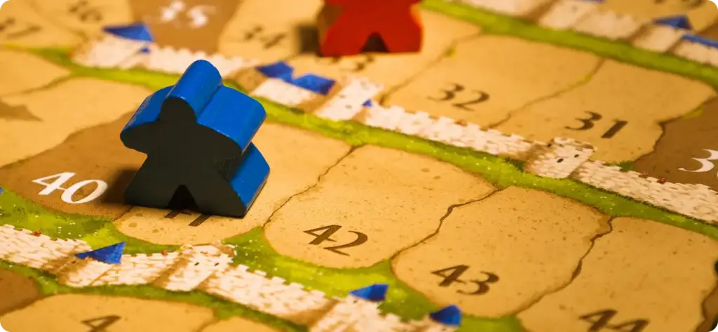 Een gele speelkaart met wegen ligt op tafel.